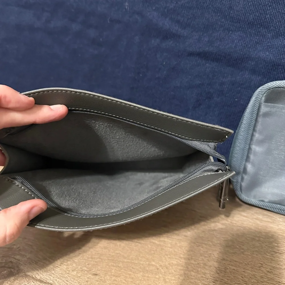 3 United Airlines amenity kit bags - Picture 4 of 4